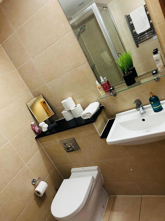 Spacious 3-Bed 3-Bath Luxury Apartment With Balcony Hyde Park 런던 외부 사진