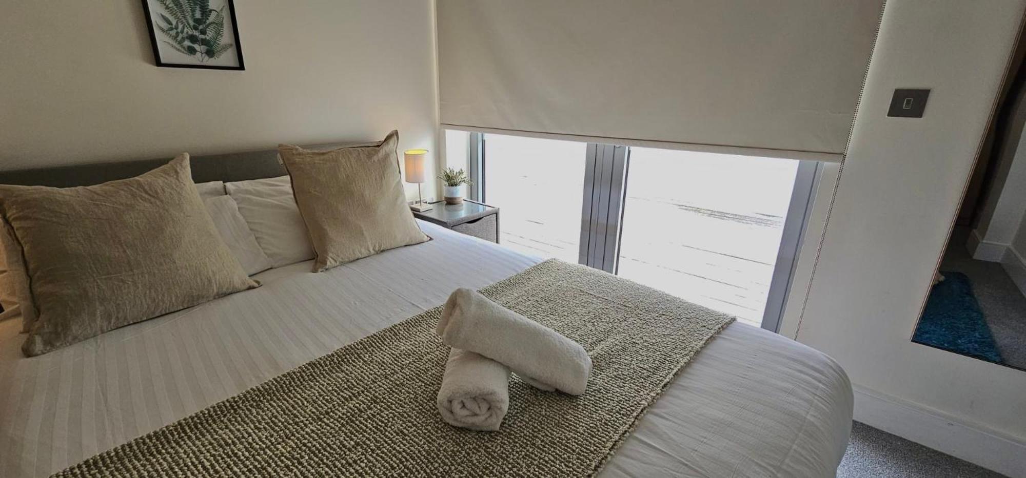 Spacious 3-Bed 3-Bath Luxury Apartment With Balcony Hyde Park 런던 외부 사진